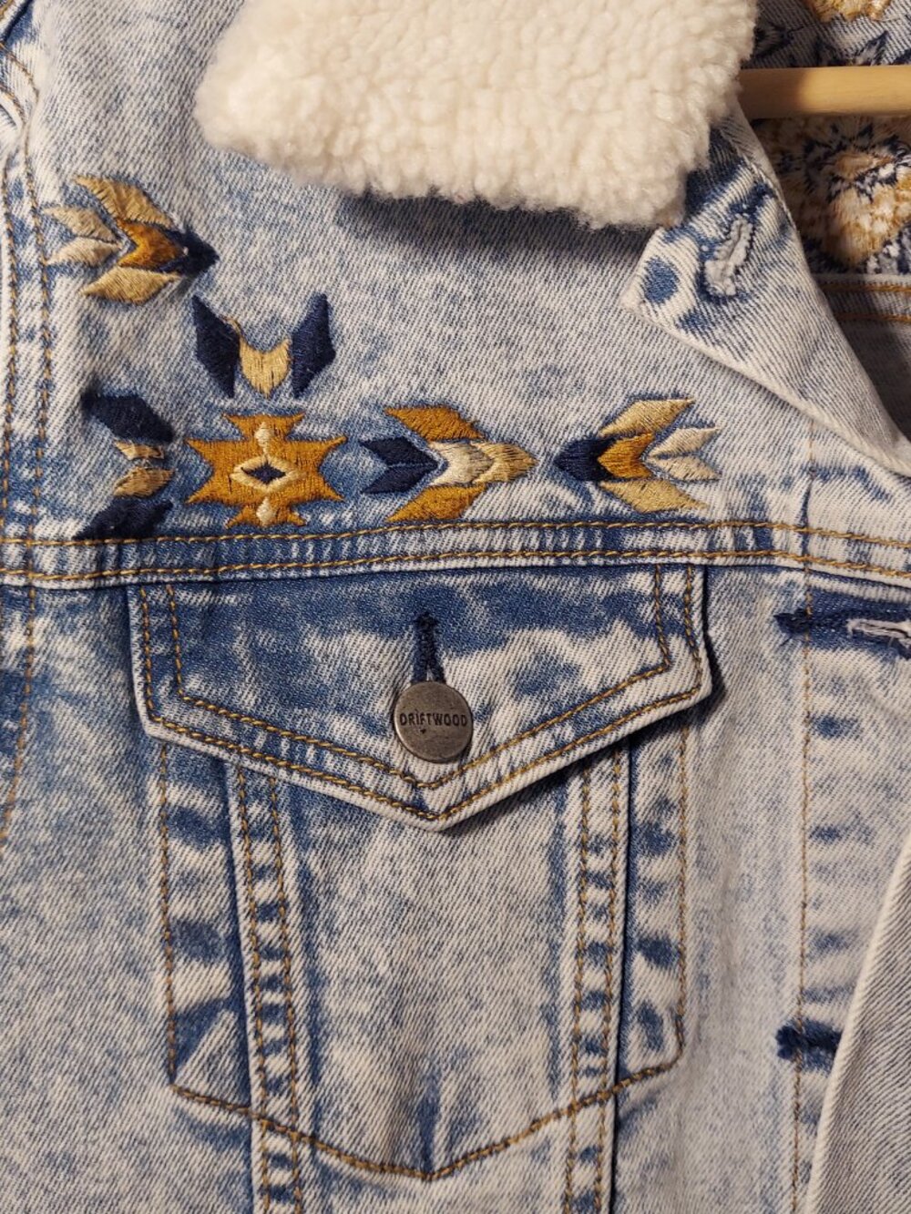 Driftwood Embroidered Denim Jacket Sherpa Collar Western Aztec Acid Wash Trucker - Picture 8 of 13